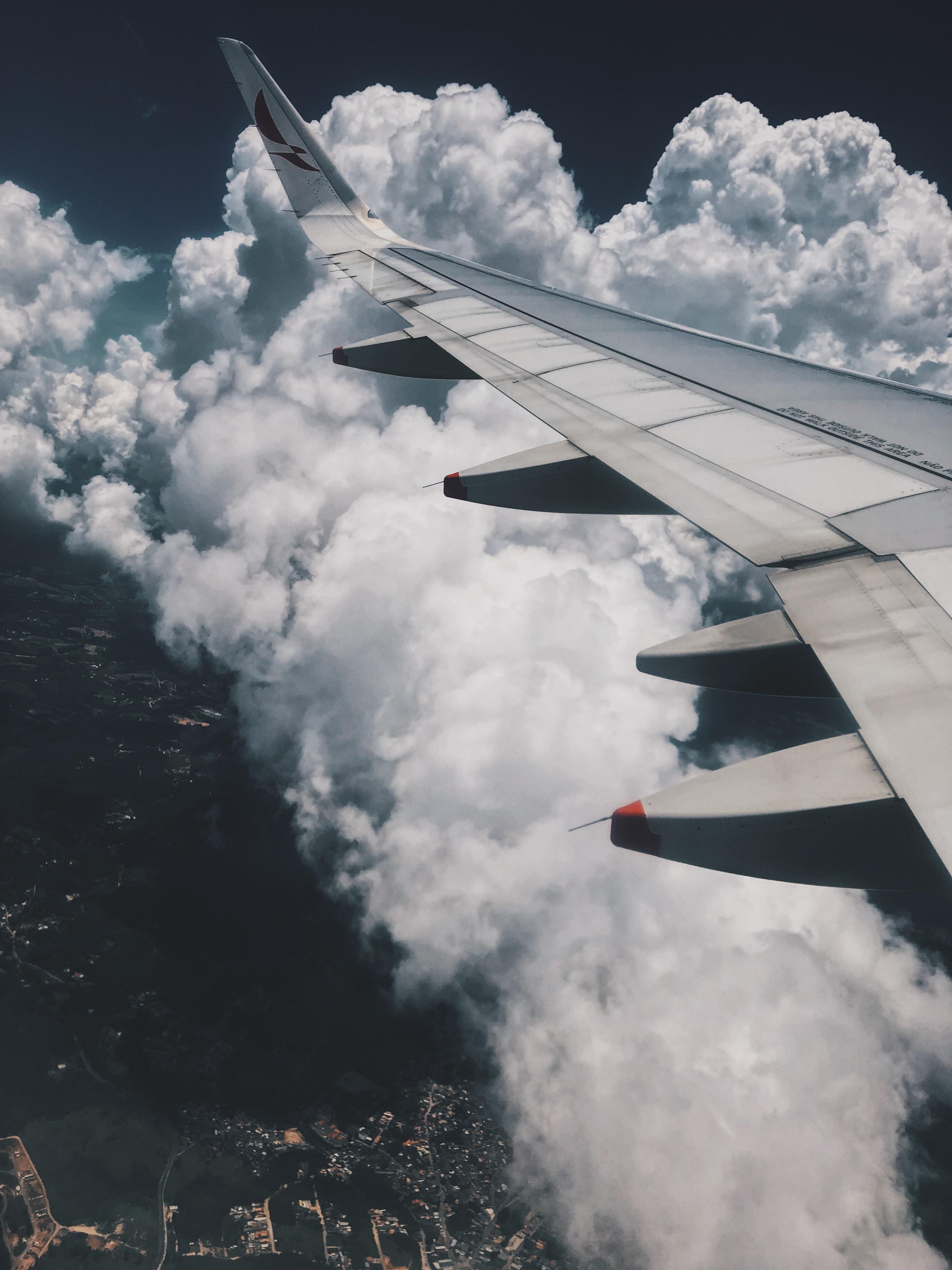 Imagen de fondo de un avión volando en el cielo